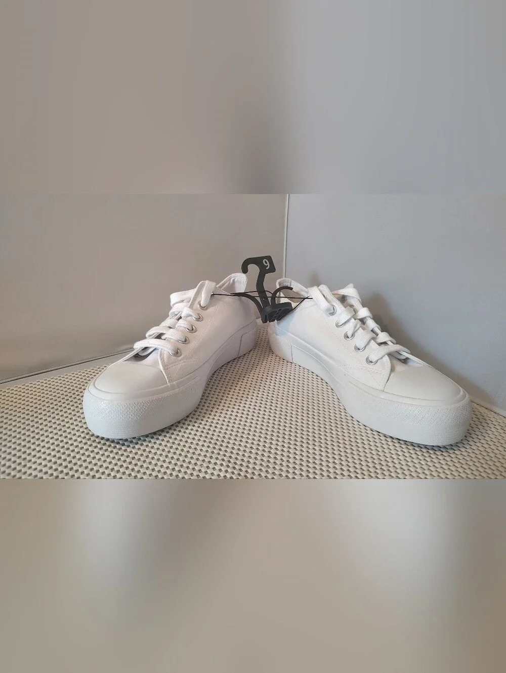 No Boundaries Women's Size 9 Platform Lace Up Canvas Sneakers White NWT